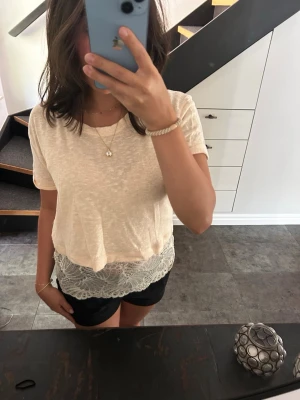 Croppad topp - Söt beige rosa topp som är croppad🩷🎀