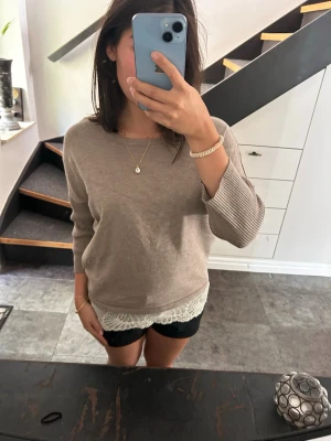 Beige tröja  - Säljer denna stickade tröja som bara legat i garderoben🩷🎀