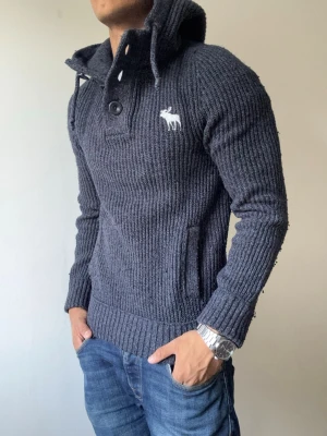 Vintage Abercrombie & Fitch Stickad Hoodie - Riktigt snygg stickad Abercrombie & fitch hoodie | Mycket bra skick, lite nopprig | Storlek S | Modell: 175cm, 69kg