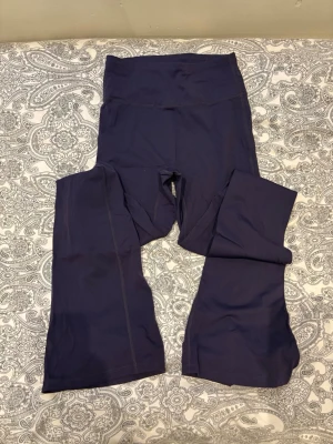 Mörkblåa höga leggings - Snygga mörkblåa leggings med hög midja och långa ben. Tillverkade i ett stretchigt och mjukt material som sitter skönt på kroppen. Perfekta för både träning och chill. Inga synliga loggor eller detaljer.