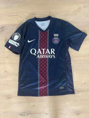 PSG 25/26 hemma - Helt ny aldrig använd PSG T-shirt med dembele på ryggen. Hör av er vid frågor eller funderingar!
