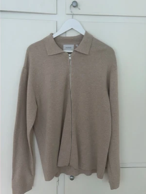 Beige ziptröja med krage från SAND - Beige overshirt från Sandö. 