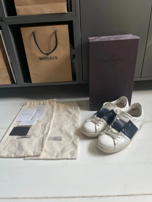 Valentino opens - Säljer nu mina valentino opens. Bra skick på dom. Inga större fel förutom att ena hälen på insidan av skon är lite sönder vilket jag har löst med en lapp med läder som är gjord för den typen av skador. Ingenting som syns när man har på sig dem och känns inte konstigt alls. Kvitton o alla tillbehör finns. Skriv vid frågor!