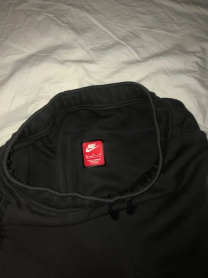 Nike tech byxor - Har ett litet på vänta benet när foten men har ett till par som är nya om nån är intresserad 