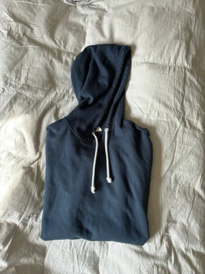 Pier One Hoodie - Säljer min mörkblå hoodie eftersom den inte längre passar mig, super skön och har en grym passform runt midja och bröst. bra längd i ärmarna och snygg. Skriv vid funderingar, vi hörs!