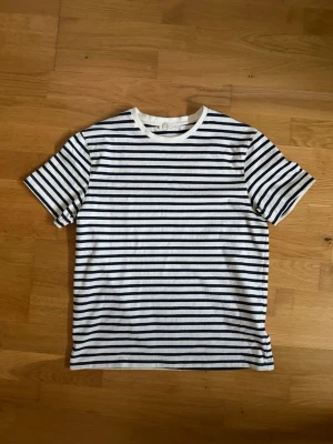 Randig t-shirt - Säljer denna vanliga randiga T-shirten då den blivit för liten. Den har en bra passform, lite tajtare och sitter bra i midjan. Använt ett fåtal gånger. Passar mellan 170-177. 