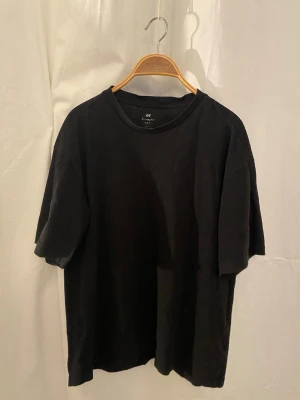 Svart t-shirt - Inte använd så mycket, men som man kan se på bild 3 är en stor del texten på insidan borta pga tvätt. Inga hål eller fläckar, 100% bomull. Har många liknande tröjar att göra bundles med på min profil.
