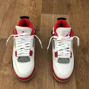 Jordan 4 Fire red - Nya Jordan 4 fire red storlek 40 använt några gånger, lite smutsiga på en av skosnörena och lite vid sidan. De säljs eftersom de är för små för mig.     Öppen för prisförslag.