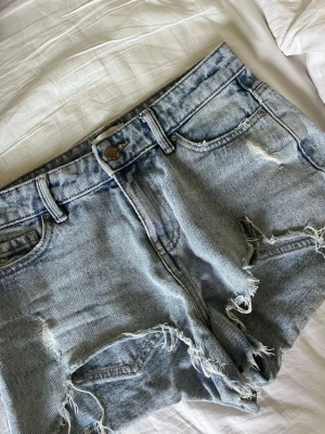 jeansshorts med slitningar  - Använda snygga jeansshorts 