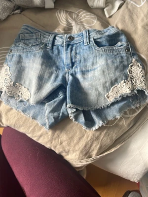 Lace shorts low waist - Säljer ett par skit snygga low waist shorts som har snyggt mönster på sidan 💓