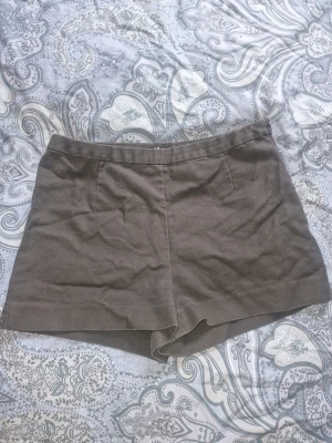 Svarta shorts från H&M  - Shortsen har en enkel och stilren design som passar för alla olika tillfällen. 97 % Bomull