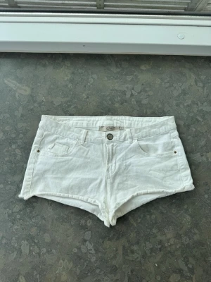 Vita Lågmidjade shorts  - Väldigt snygga shorts som tyvärr inte passar mig och har därför ingen bild på! Midjemått tvärsöver: 40cm Midjehöjd: 22cm💕