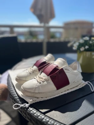 Valentino skor  - Säljer nu mina röd/vinröda valentino garavani skor i toppenskick.🙌 Använda minimalt och är i storlek 42! Kom med funderingar och frågor🤩 pris går att diskutera!👏
