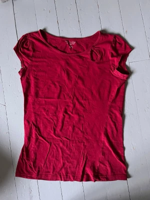 Röd topp med babydoll armar - Super söt 2000s topp i toppen skick! Kan ha tecken på användning på insidan men ej något som ska märkas. Storlek S men passar också M