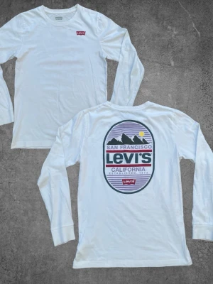 Levis Longsleeve - Vit - Levis Longsleeve - Vit  långärmad T-shirt. Storlek: S (16A) Skick: Bra Små fläckar förekommer men inget som påverkar helhetsintrycket. Hör gärna av dig om du har några frågor, vill ha mått eller fler bilder! 