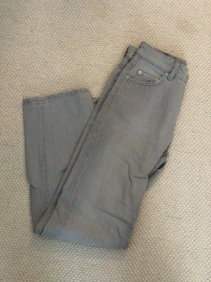 Low straight petite jeans - Säljer ett par gråa low straight petite jeans från Gina tricot i storlek 32. Endast testade då de inte passar mig i storlek. 