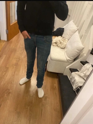 Replay jeans - Säljer ett par Replay slim fit jeans med klassisk femficksdesign och lätt slitna detaljer. Jeansen har normal midja och smal passform hela vägen ner. Perfekta till en avslappnad stil och passar till det mesta. Materialet känns mjukt och stretchigt för extra komfort. Längd 166cm(barnstorlek) Nypris 800-1000kr