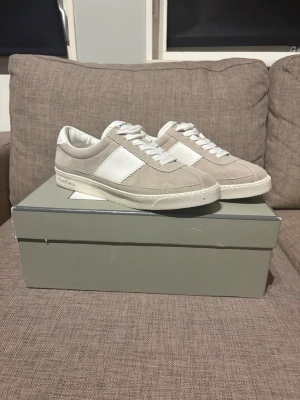 Tom Ford skor  - Tom Ford bannister sneakers i nyskick, storlek 42, box ingår. Hör av er vid funderingar!