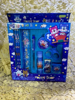 Happy Bear blått skrivset - Skrivset med blått tema och motiv av tecknade björnar och bilar. Innehåller pennor, linjal, sax, limstift, suddgummi, pennvässare och penna. Perfekt för skolan eller som present till någon som gillar söta figurer.