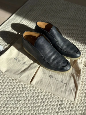 Intressekoll loro piana open walk - Loro piana open walk i mörkblått läder. Väldigt fint skick| skor och dustbag medföljer (inte låda) | nypris på dessa är ca 1000€| skriv vid frågor eller bud🙌🏼