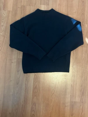 Mörkblå stickad tröja Uniqlo - En knappast använd stickad tröja från Uniqlo i marinblå färg. Säljes pga att S sitter mer som M eftersom den har en oversized fit.