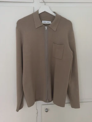 Beige overshirt med dragkedja - Beige overshirt från samsoe samsoe. 