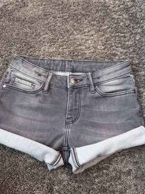 Hollister shorts - Köparen står för frakt. Säljer ett par fina shorts från Hollister med låg midja. Enkla och snygga shorts som passar perfekt till sommaren! 🤍✨  ✨ Märke: Hollister ✨ Storlek: Xs ✨ Modell: Lågmidjade ✨ Skick: Fint använt skick  Hör gärna av dig om du har frågor eller vill ha fler bilder! 💕