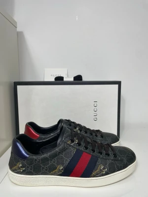 Gucci Ace Skor  - Säljer nu dessa Gucci Ace skor, skriv för fler bilder/frågor🙌🏼