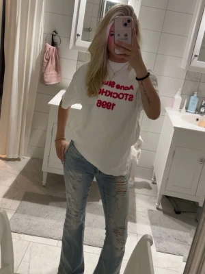 Acne Studios T-Shirt - Supersnygg Acne t-shirt till tjej med rosa fluffig text. Storlek S. Passformen är oversized/baggy. Alltså en avslappnad luftig passform, passar därför också större storlek. Perfekt att matcha till trendiga outfits. Skickar snabbt!