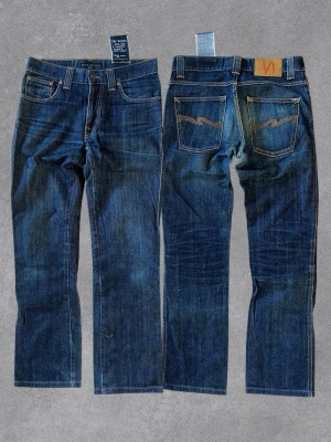 Nudie Jeans Dry - Säljer nu dessa sjukt snygga jeansen från Nudie. Dry jeans vilket innebär att de får fades övertid. Modell: Low Slim Jim. 29/32. Längd: 96 Midja: 38 Fotvidd: 19 Lår: 22