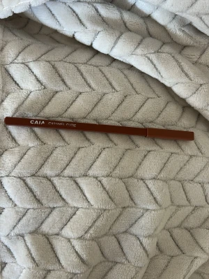 CAIA Caramel Cutie läppenna - En Caia läppenna som inte passade mig så bra. Jag har använt den kanske 5 gånger och endast vässat den 1 gång. Nypris:195kr. Fråga gärna om du har några ytterligare frågor!❤️🙌🏼