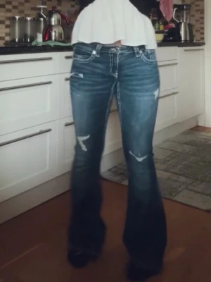 Ginatricot jeans - Säljer då jag tyvärr inte tycker de passar min stil längre, men de är riktigt snygga. Jeansen är i bra skick och tror de hade kommit till större användning hos någon annan än mig🤗nypris:399
