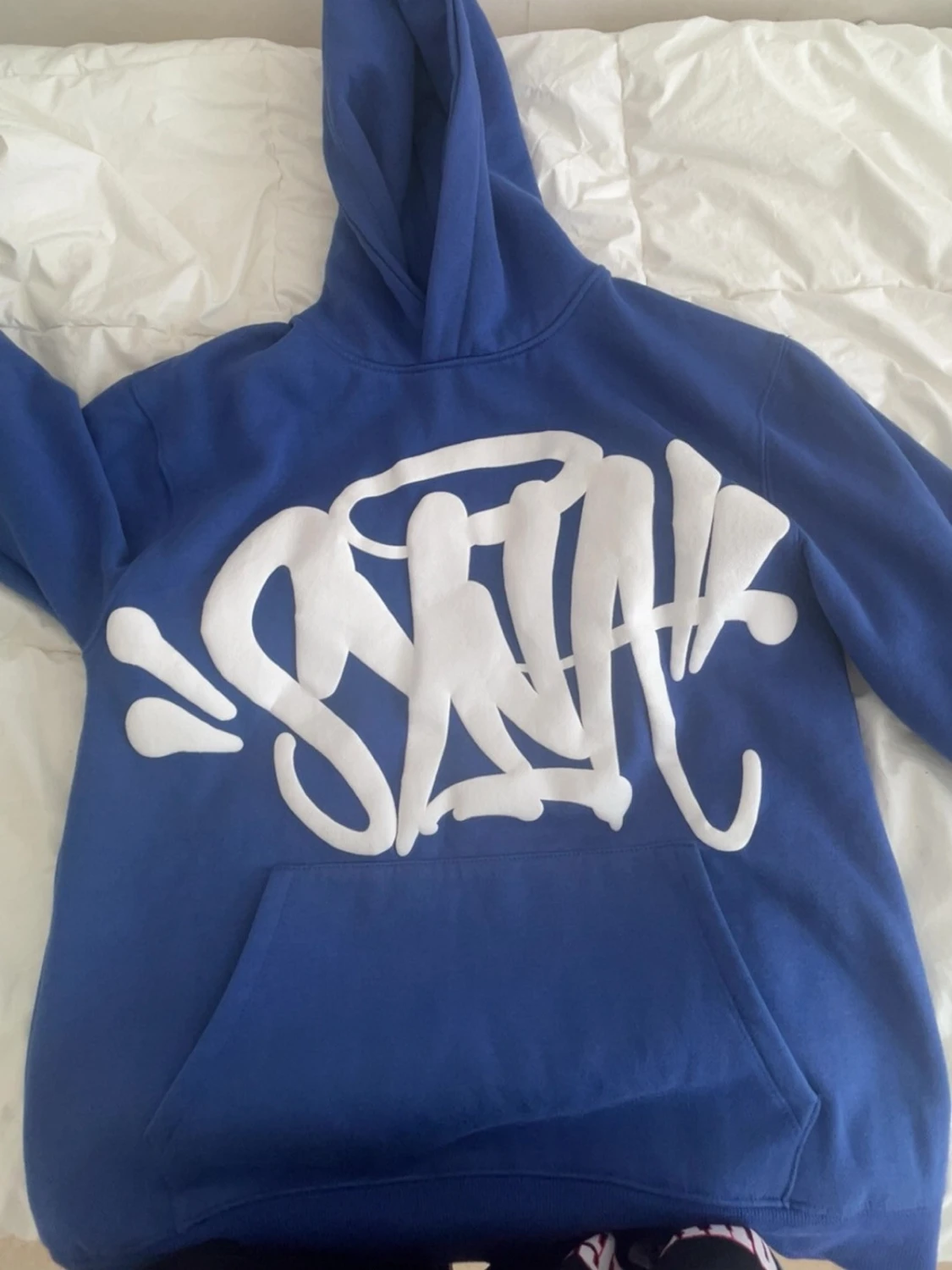 Blå hoodie med vit graffiti-text Syna world