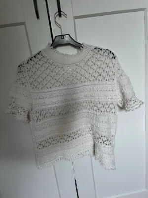 Vit virkad topp med kort ärm - Supersöt vit virkad topp med korta ärmar och rund hals från h&m