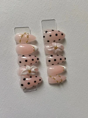 Naglar - Naglar me 3D blomma o svarta prickar