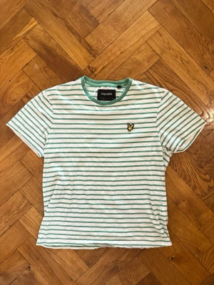 Randig grönvit t-shirt från Lyle and scott - Säljer en fräsch t-shirt med gröna och vita ränder från Lyle and Scott 