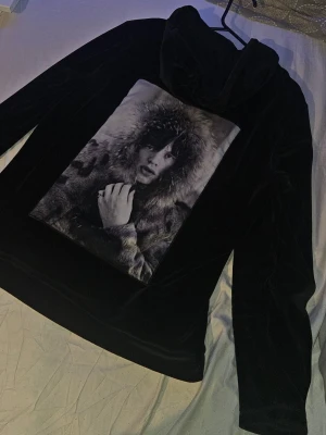 Svart Limitato hoodie - Svart Limitato hoodie med snygg bild på ryggen tagen av Terry O'Neill. Den är i bra skick utan några deffekter. OPS! Jag kan bara skicka med PostNord.