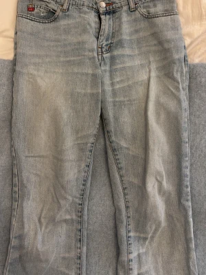 Ljusblå jeans med röd detalj - Säljer ett par super fina ljusblå jeans från miss sixty. Size 28 (tum) så en 36/S ungefär. Nypris ca 2000kr