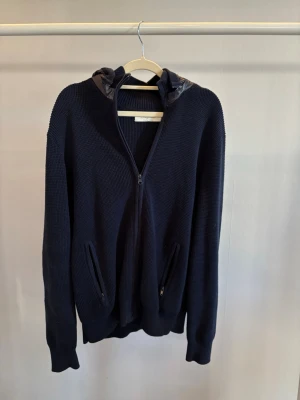 Sayless Cardigan stickad - Stickad cardigan från Sayless. Väldigt eftertraktad och ofta slutsåld. Mycket bra skick, storlek S. Nypris 999kr