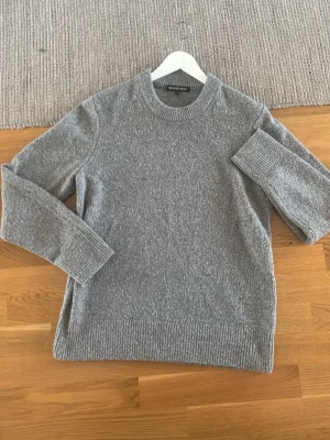 Grå stickad tröja Michael Kors - Säljer en stilren grå stickad tröja från Michael Kors. Är super bra till hösten och vintern. Perfekt för lager på lager. 