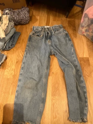 Barn jeans från Zara -  straight jeans i barnstorlek från Zara, skriv för fler frågor eller funderingar!❤️