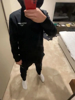 Björn Borg tracksuit - Stl L, snörerna på byxorna har ramlat av men spelar ingen roll man ser aldrig de, bra skick annars, ett litet litet hål vid magfickan!