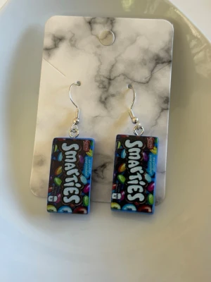 Örhängen smarties  - Örhängen med silverpläterade nickelfria örkrokar 💕