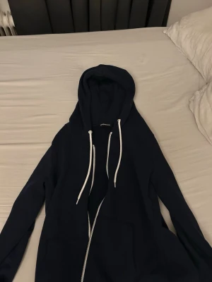 even&odd - mörkblå tajt zip hoodie, super skönt material!!