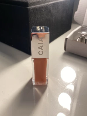 Lip oil från CAIA - Säljer en lip oil från caia i färgen juicy. Jag har testat den så om du tycker det är äckligt borde du inte köpa. Nypris var 225kr. 