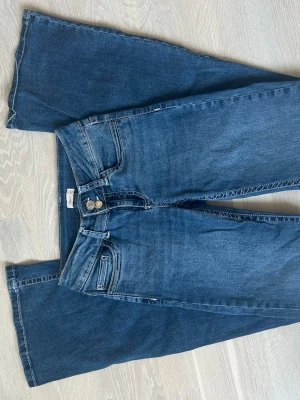 Lågmidjade jeans - Lågmidjade bootcut jeans med snygg fick design och strechigt material. Säljer då de inte passa längre.💕