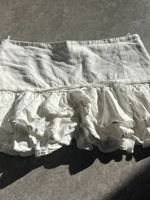 Vit kjol - En supersöt vit kjol från Zara i storlek xxl men skulle säga att den passar en L/M. Kjolen är i nytt skick och priset kan diskuteras/sänkas.