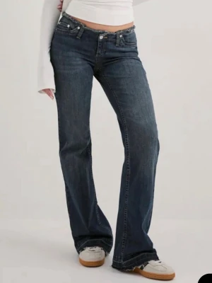 Mörkblå lågmidjade jeans Nelly - Säljer dessa mörkblå lågmidjade jeans från Nelly. Storlek 34, passar 32 också. Endast använda fåtal gånger och i super fint skick. 380 kr + frakt! Vid fler frågor, etc skriv privat 🩷🙌🏼☀️🪩🫰🏼🙏🏼