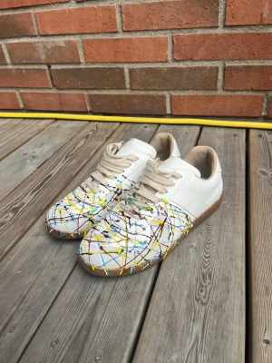 Maison margiela Gats - Ett par vita gats från Maison margiela i storlek 43, väldigt bra skick utan defekter eller skador, hör av dig vid funderingar!