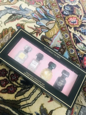 Nytt Victoria Secret discovery gift set 4X 7,5 ml köpt på flygplatsen!  - Passa på att fynda. Halva nypriset. 